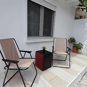 κάντε κράτηση εδώ